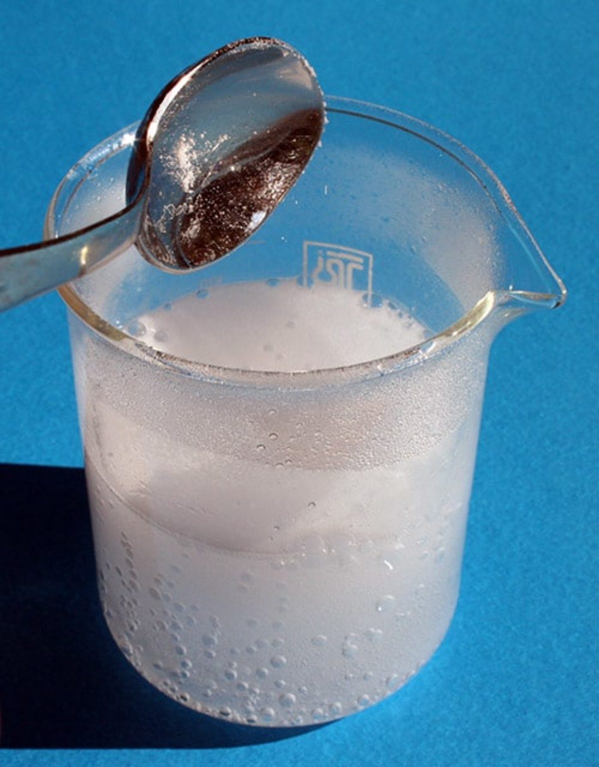Растворение натрия в воде реакция. Раствор соли. Раствор соды. Вода с содой. Раствор питьевой соды.