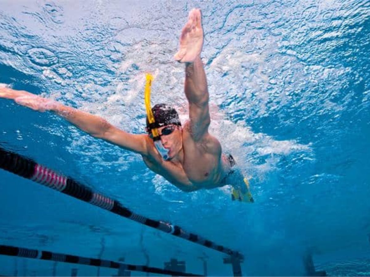 Swim well. Спортивное плавание брасс. Пловец в воде. Пловец в бассейне. Плавание ныряние.