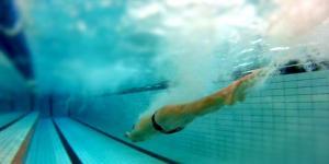 spinta dal muro virata nuoto allenamento gare FINIS swimmershop