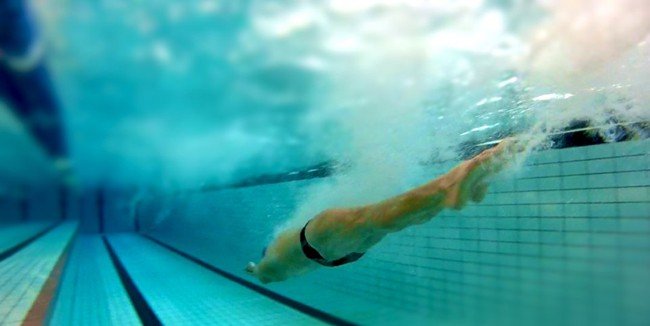 spinta dal muro virata nuoto allenamento gare FINIS swimmershop