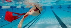 Una guida veloce per iniziare a conoscere e praticare il nuoto frenato (o contro resistenze)