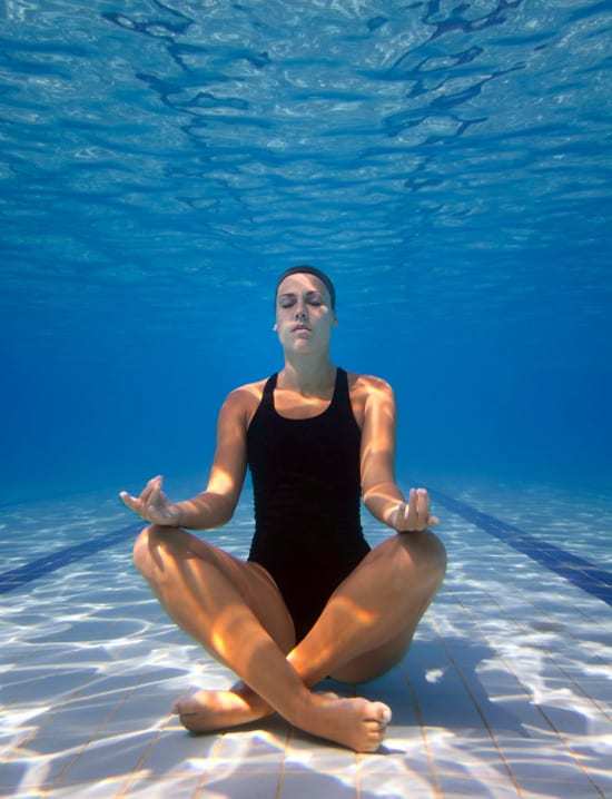 i benefici dello yoga per chi nuota