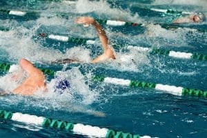 Allenamento nuoto con scatti ad alta intensità