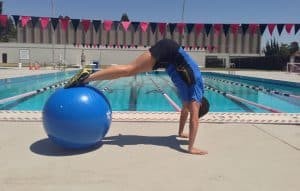 Esercizio – equilibrio sulla Fisioball per nuotatori