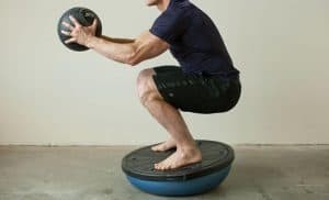 Squat con palla BOSU per migliorare la streamline