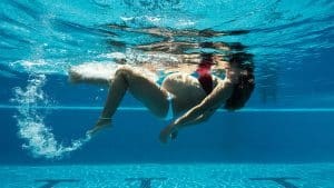 Nuotare in gravidanza, benefici della piscina per mamma incinta e bambino.