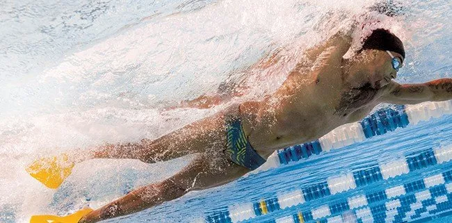 allenamento nuoto pinne piscina